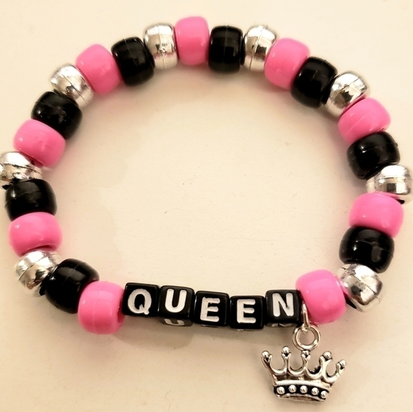 Queen charm kandi word Bracelet - Picture 1 of 3